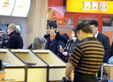 组图：吴尊离京机场吃饭 粉丝送机阵势大
