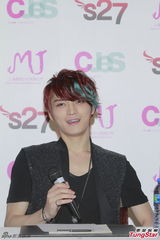 组图：韩星金在中开发布会 优雅亮相帅气魅惑