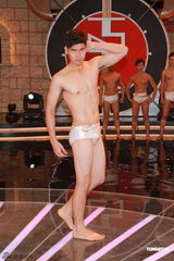 组图：亚洲先生订制水晶泳裤半裸大秀健美肌肉