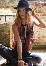 组图：丹麦甜心妮娜魅惑大片 秀八字奶美腿诱人