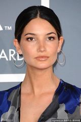 高清图：格莱美红毯超模莉莉-奥尔德里奇挺大肚