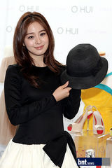 高清图：金泰熙参加某化妆品慈善义卖活动