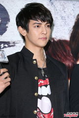 组图：汪东城当人体模特 模仿蒙娜丽莎惟妙惟肖