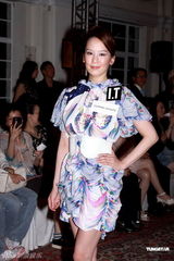 幻灯图：诸葛梓歧白色洋装清凉看秀 官恩娜将出书