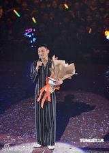 组图：刘德华演唱会恭维李克勤 与歌迷开睡衣派对