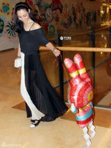 组图：白百何陈羽凡情侣装亮相 十指紧扣秀甜蜜