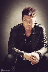 组图：侯京健复古写真 展现忧郁文艺气质