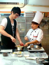 幻灯图：周永恒为老婆惊喜整泡芙 阿Roy期待BB出世