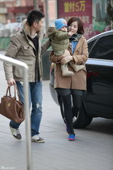 组图：刘孜夫妇抱儿子外出 一家三口其乐融融
