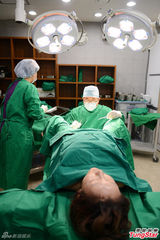 组图：嫩模赴韩修复处女膜 整容过程曝光