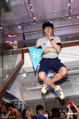 组图：卢广仲出席代言 搏命空降被吊半空压力大