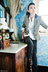 组图：黄奕小胡子中性打扮 “海盗”造型颠覆耳目 