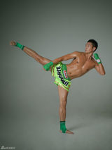 组图：郑晓东新功夫写真 性感身材显男儿本色