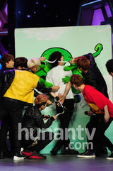 组图：银赫晟敏大本营互掐 圭贤何炅玩公主抱