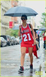 组图：蕾哈娜穿篮球裙散步 全套金饰奢华抢镜