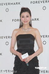 组图：李嘉欣出席美钻活动 坦言手饰留给儿媳