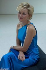 组图：《戴安娜》海报曝光 娜奥米扮相神似王妃