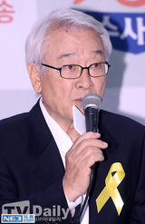 组图：SJ希澈扶仨爷爷宣传新剧 梳油头演帅警察