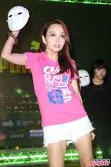 组图：桂纶镁凤小岳出席活动相约夜跑