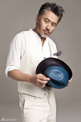 组图：吴秀波化身白马萌叔 英伦绅士万人迷