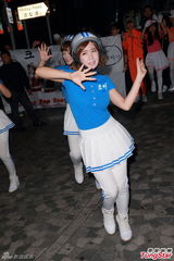 组图：韩国Crayon Pop香港街头唱跳 吸引粉丝