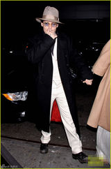 组图：德普戴黑超嘴角微扬 未婚妻艾梅柏傲气足