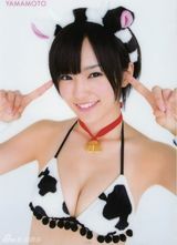 组图：山本彩奶牛装挤爆乳 化身牛仔野性挥鞭