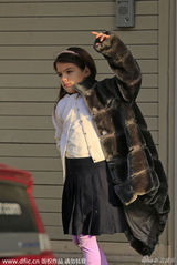 组图：小苏瑞穿皮草上学 没人伺候穿衣超上火