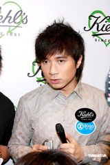 幻灯图：古巨基与众女星呼吁环保 被黄福荣感动