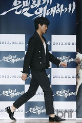 组图：金秀贤朴基雄李玹雨新片演绎花美男间谍