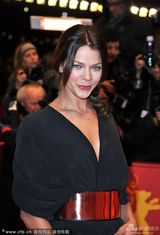 组图：德国名模洁西卡史瓦兹深V束腰黑裙显风情