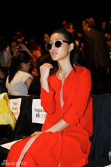 组图：陈燃受邀出席品牌时尚秀 红衣造型亮相