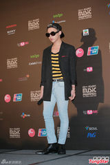 高清图：GD条纹装出席mama记者会 EXO正装帅气