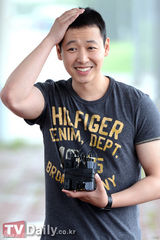 组图：韩星金东旭正式入伍服兵役