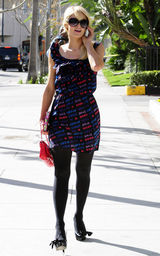 幻灯图：希尔顿现身狗仔狂拍 全程没笑容神情严肃