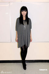 幻灯图：众艺人录制《劲歌金曲》 喜庆装扮迎新年