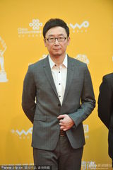 组图：评委陆川亮相北影节红毯 眼镜短须斯文