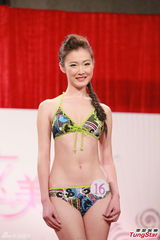 组图：亚姐佳丽泳装亮相 上围丰满玉腿毕露