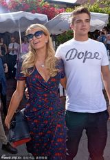 组图：希尔顿获小男友贴身服侍 露半球称想造人