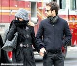 组图：波特曼与未婚夫挽手晒恩爱 黑天鹅包裹严实