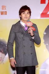 幻灯图集：唐禹哲贺军翔赴港跨年