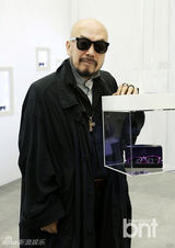 组图：韩设计师李相奉出席国际眼镜展览会