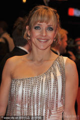 幻灯：《一个好人》首映人多势众 男女星热吻抢镜