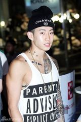 组图：朴宰范亮相时尚活动晒纹身 李相烨帅气