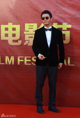 组图： 赵本山师徒压轴长影节 倪妮蓝裙优雅显大气