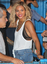 组图：碧昂斯背心牛仔裤亮相 街头搞怪引围观