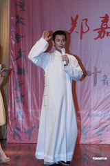 组图：郑嘉颖《叶问》剧组庆生 许愿拍戏不受伤