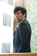 组图：秦昊黑白封面大片 打造年代绅士风