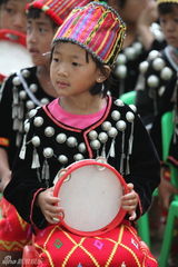 冯绍峰倪妮提前过六一 与孩子看露天电影(图)