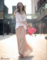 组图：周庭伊受邀赴英拍宣传片 白衣红包显潇洒